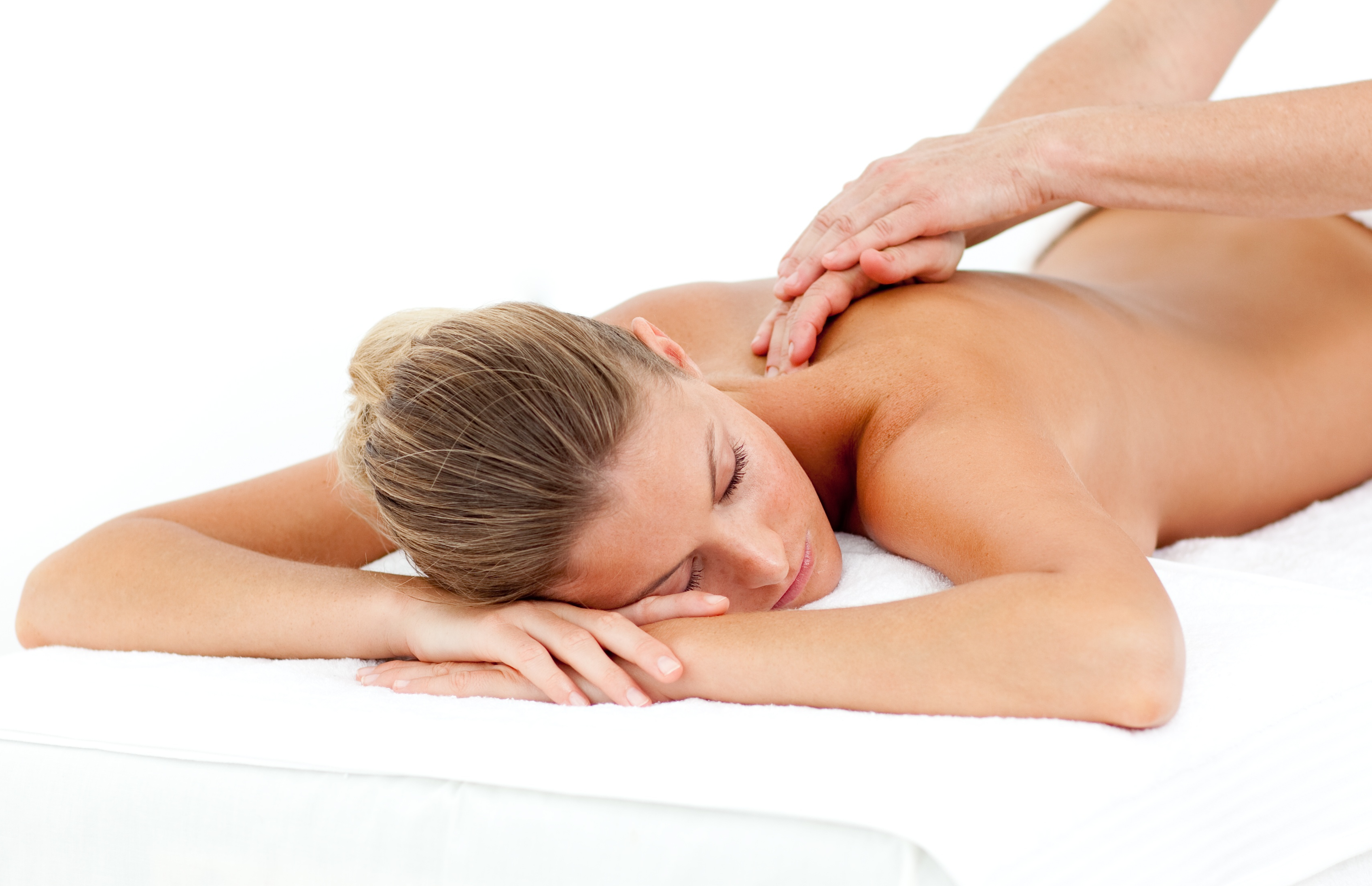 foto de mujer totalmente relajada tomando un masaje con masajista hombre